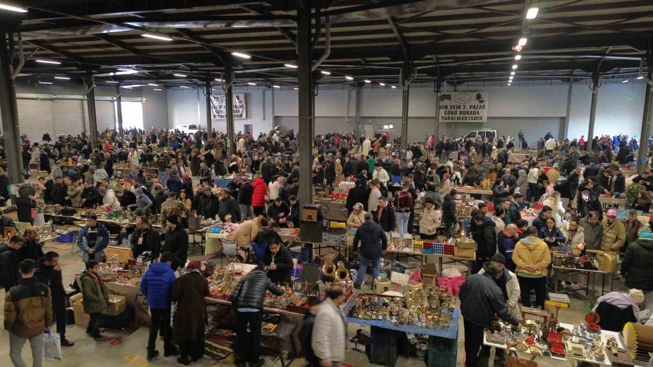 Bu pazarda tezgahtakiler ge&ccedil;mişe g&ouml;t&uuml;r&uuml;yor
