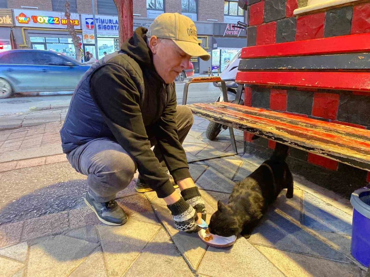 Bu taksi durağı esnafın hayvan sevgisi ile &ouml;ne &ccedil;ıkıyor
