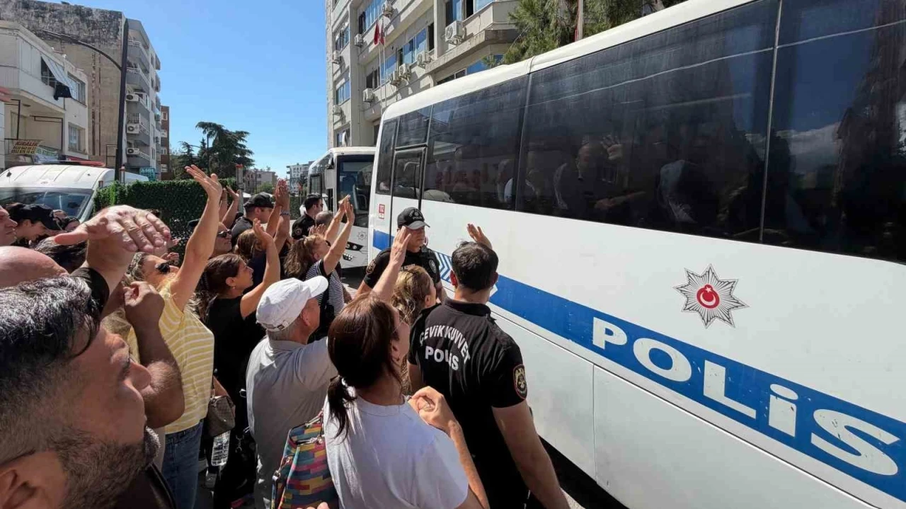Buca Belediyesi yolsuzluk operasyonu: Memurun 13 yarış atı &ccedil;ıktı
