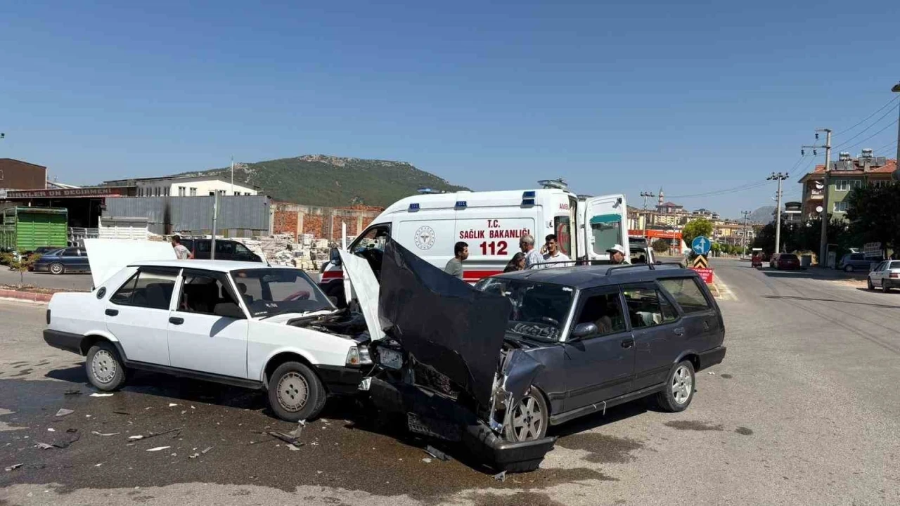 Bucak’ta Tofaş otomobiller çarpıştı: 5 yaralı