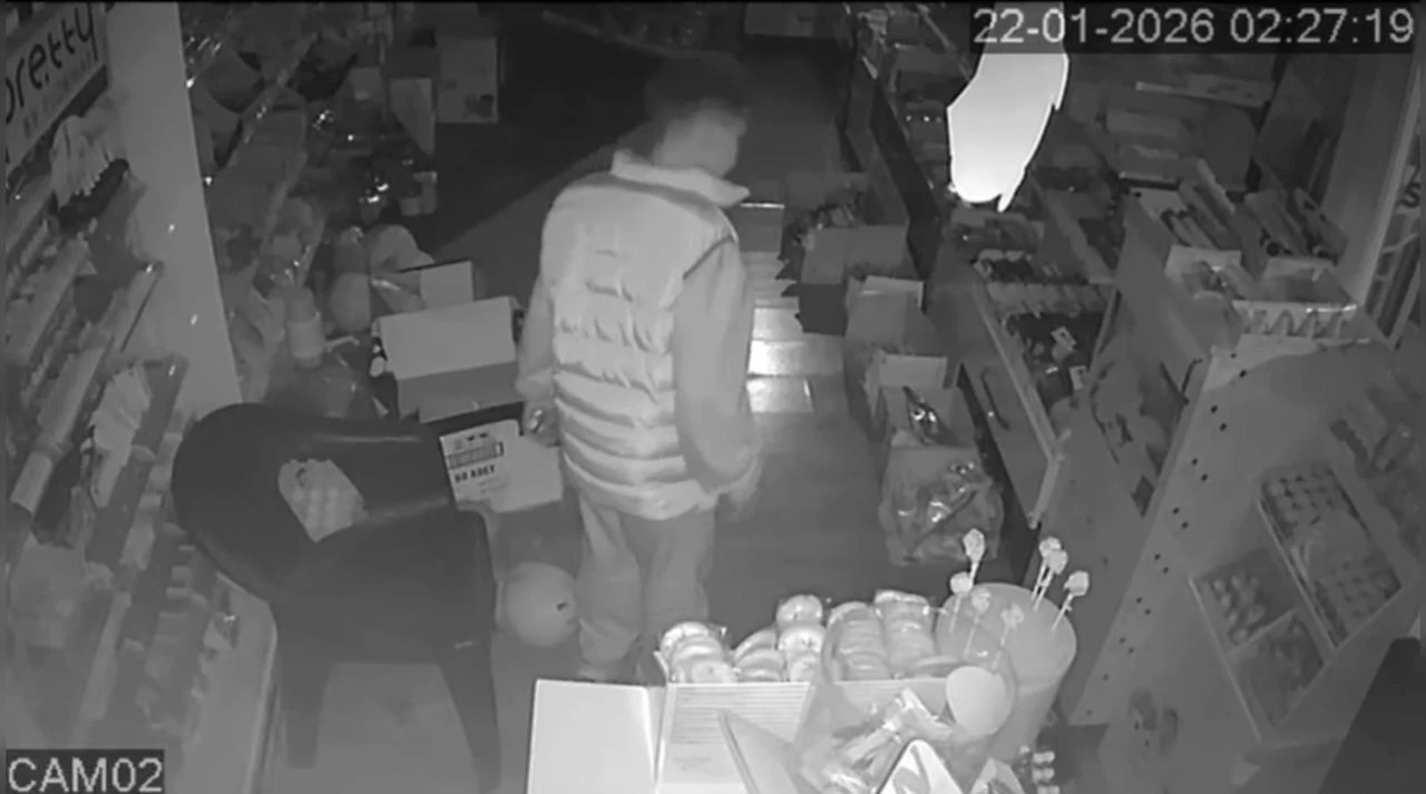 B&uuml;feye giren &ccedil;ocuk top aldı şişirdi, b&uuml;fe sahibi şikayet&ccedil;i olmadı
