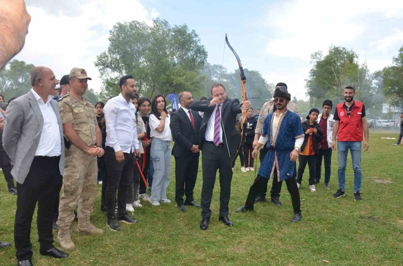 Bulanık’ta çocuklar şenlikte gönüllerince eğlendi
