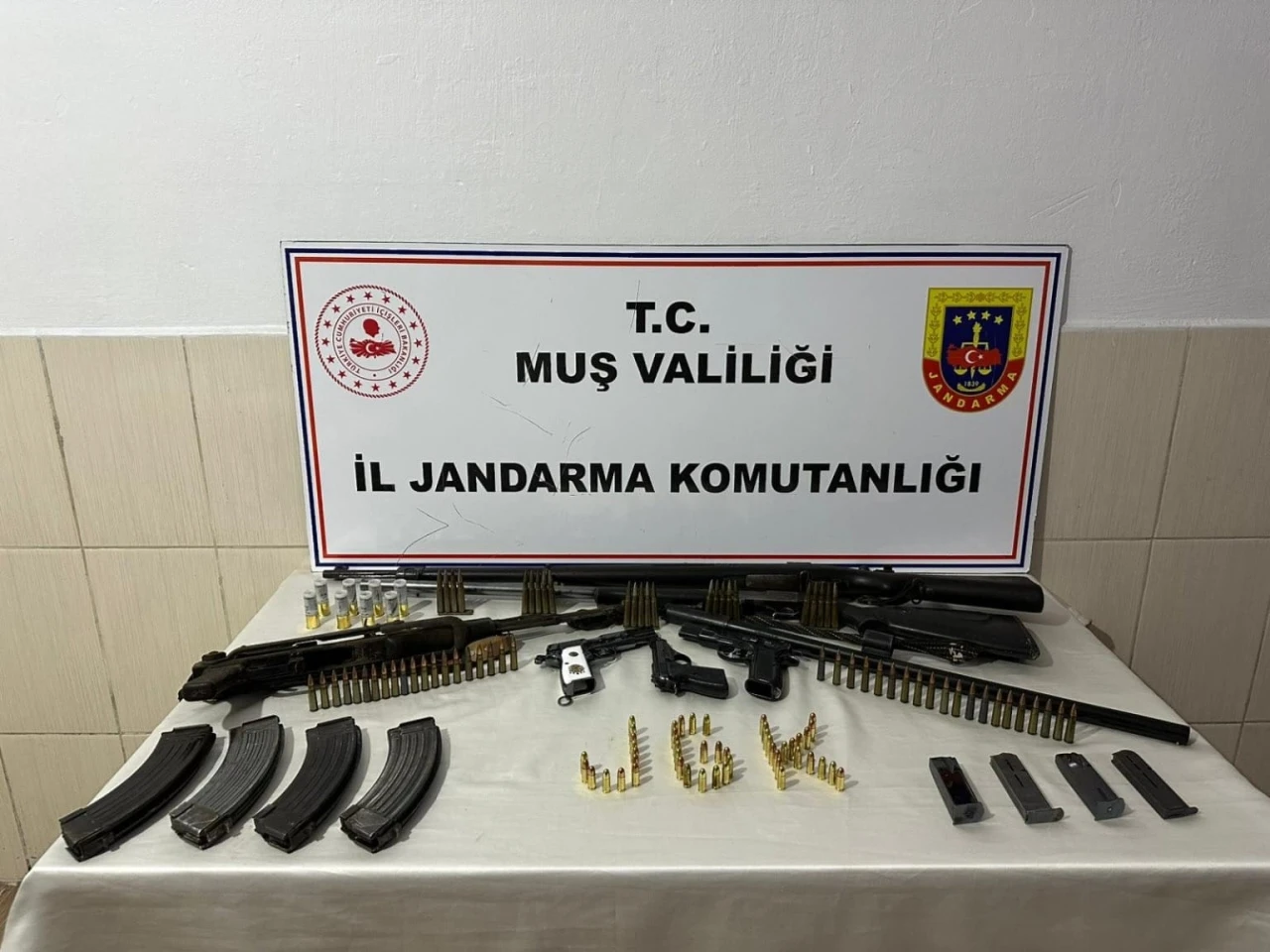 Bulanık’ta çok sayıda silah ve mühimmat ele geçirildi
