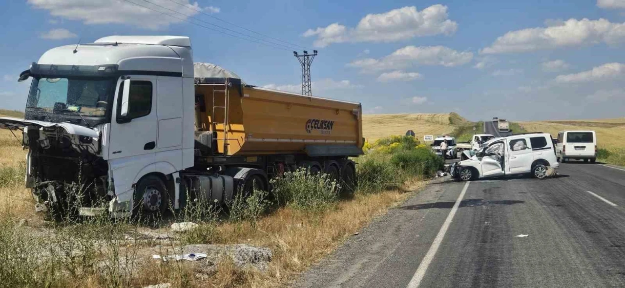 Bulanık&rsquo;ta kamyonla kamyonet kafa kafaya &ccedil;arpıştı: 2 &ouml;l&uuml;, 2 yaralı
