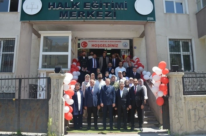 Bulanık&rsquo;ta kursiyerlerin el emeği g&ouml;r&uuml;c&uuml;ye &ccedil;ıktı
