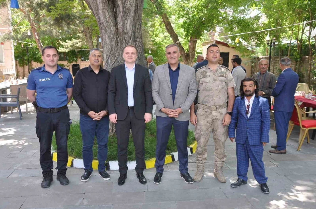 Bulanık’ta protokol halkla  bayramlaştı

