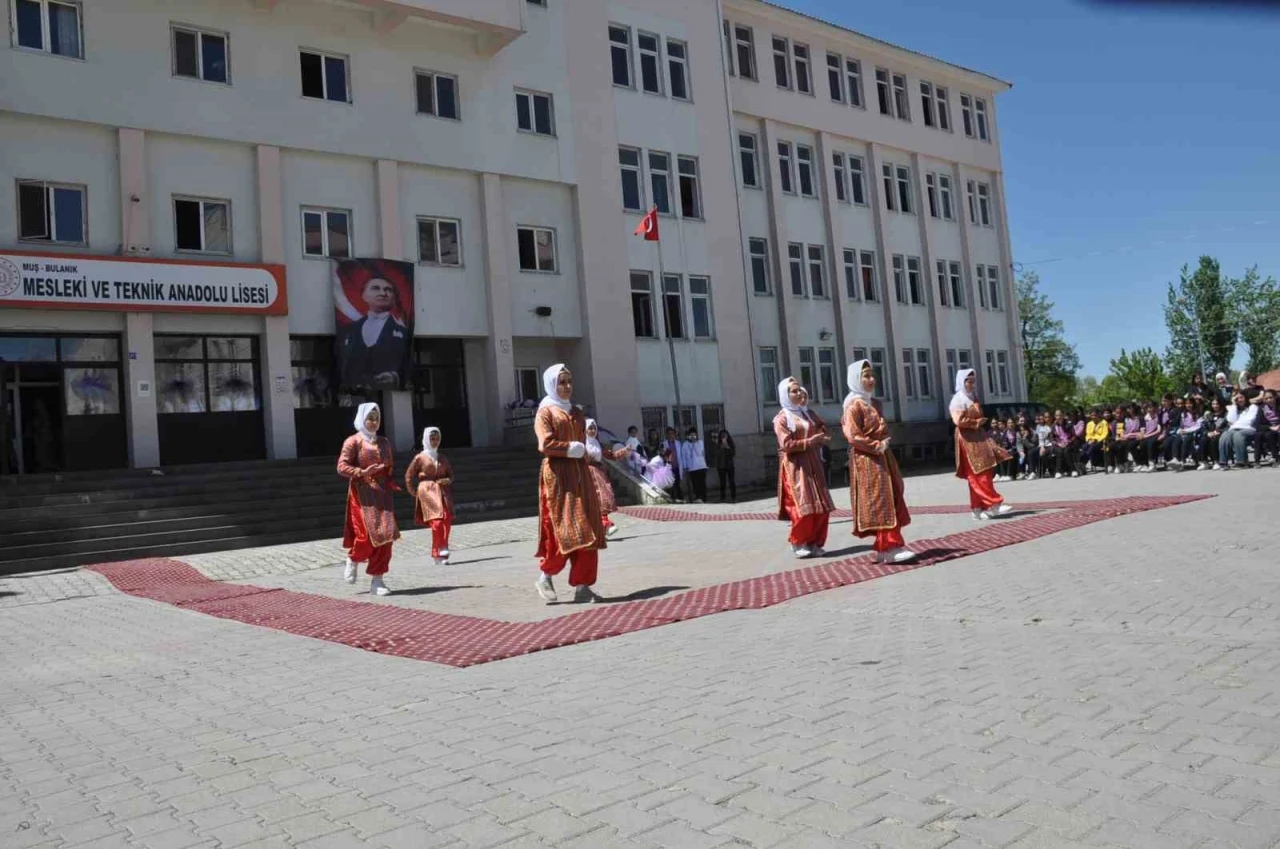 Bulanıklı öğrencilerden yılsonu etkinliği
