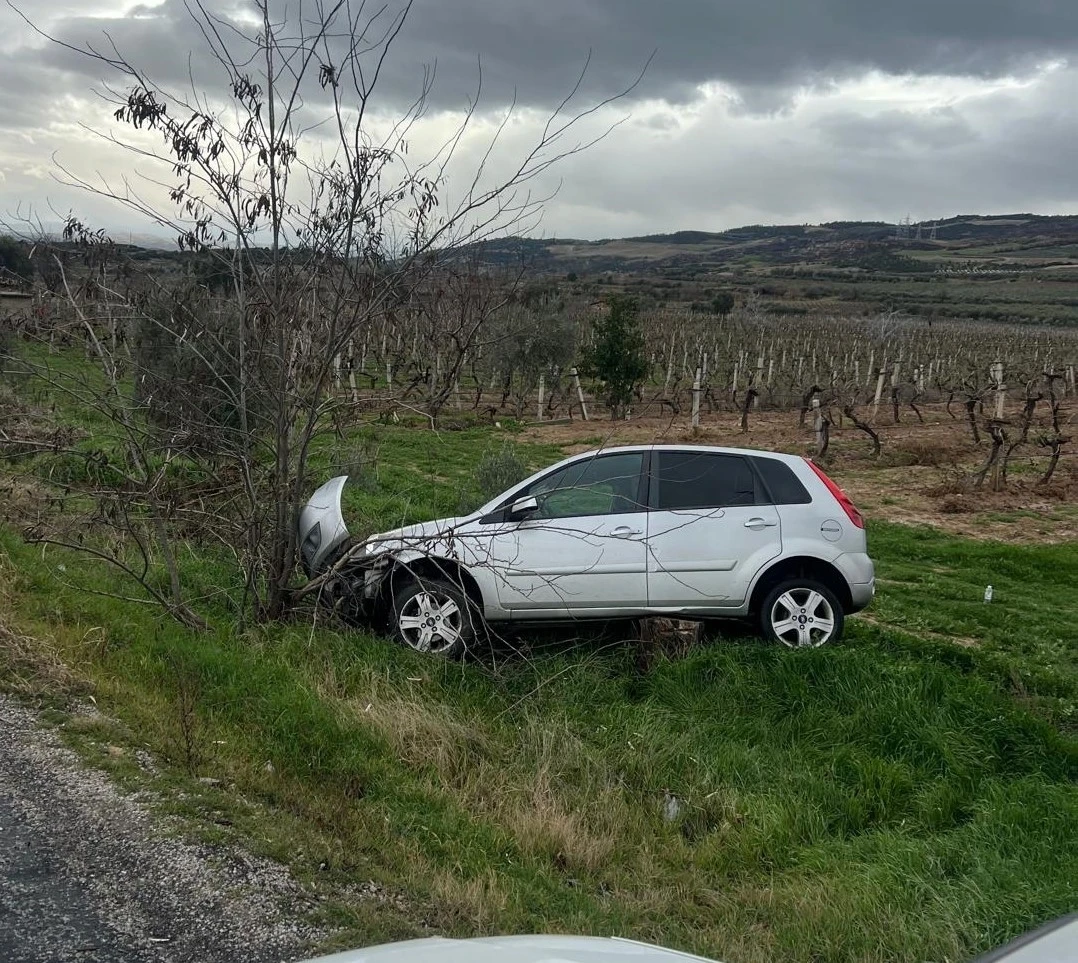 Buldan&rsquo;da aynı yolda ikinci kaza, otomobil &uuml;z&uuml;m bağına u&ccedil;tu
