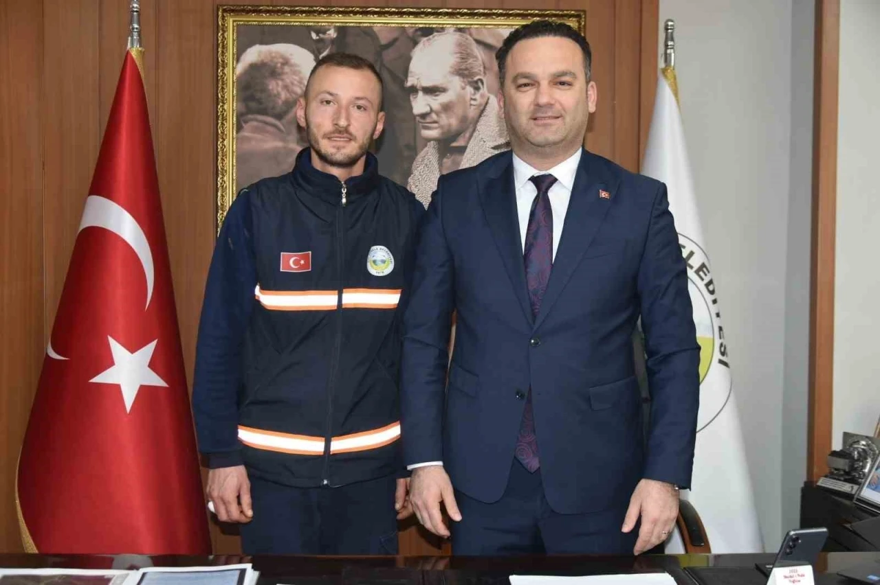 Bulduğu altın bilekliği polise teslim eden temizlik g&ouml;revlisine belediye başkanından &ouml;d&uuml;l

