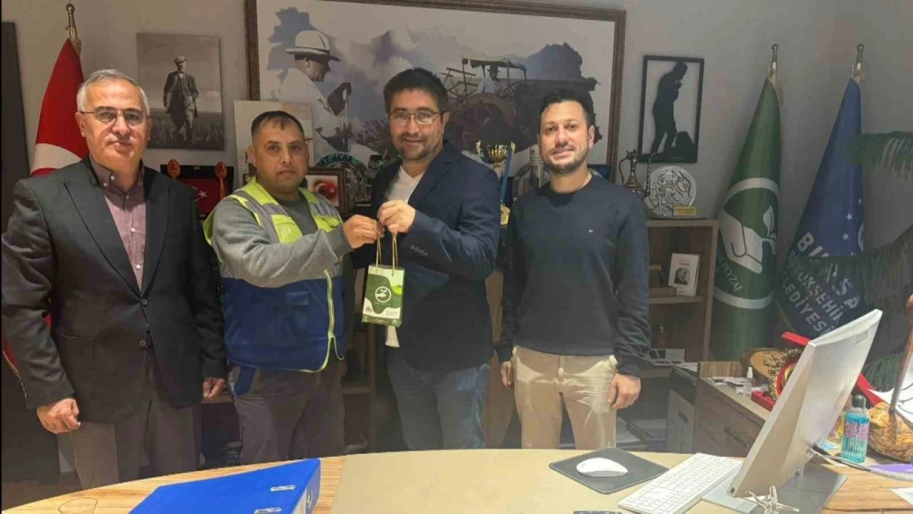 Bulduğu altın dolu çantayı polise teslim etti
