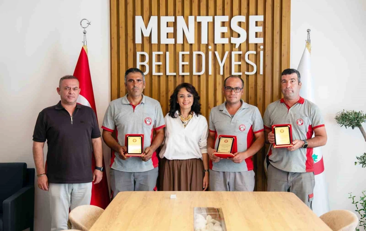 Buldukları &ccedil;antayı sahibine teslim eden personele Başkan K&ouml;ksal Aras&rsquo;tan &ouml;zendirme primi
