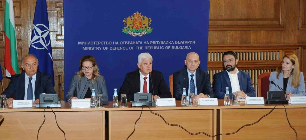 Bulgaristan Savunma Bakanı Stoyanov: "Ukrayna ordusuna daha fazla silah sağlamayı &ouml;ng&ouml;rm&uuml;yoruz"
