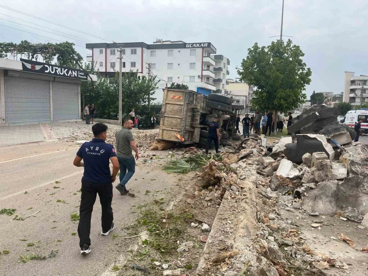 Bulvarda refüje çarpan kamyon devrildi, sürücü yaralandı
