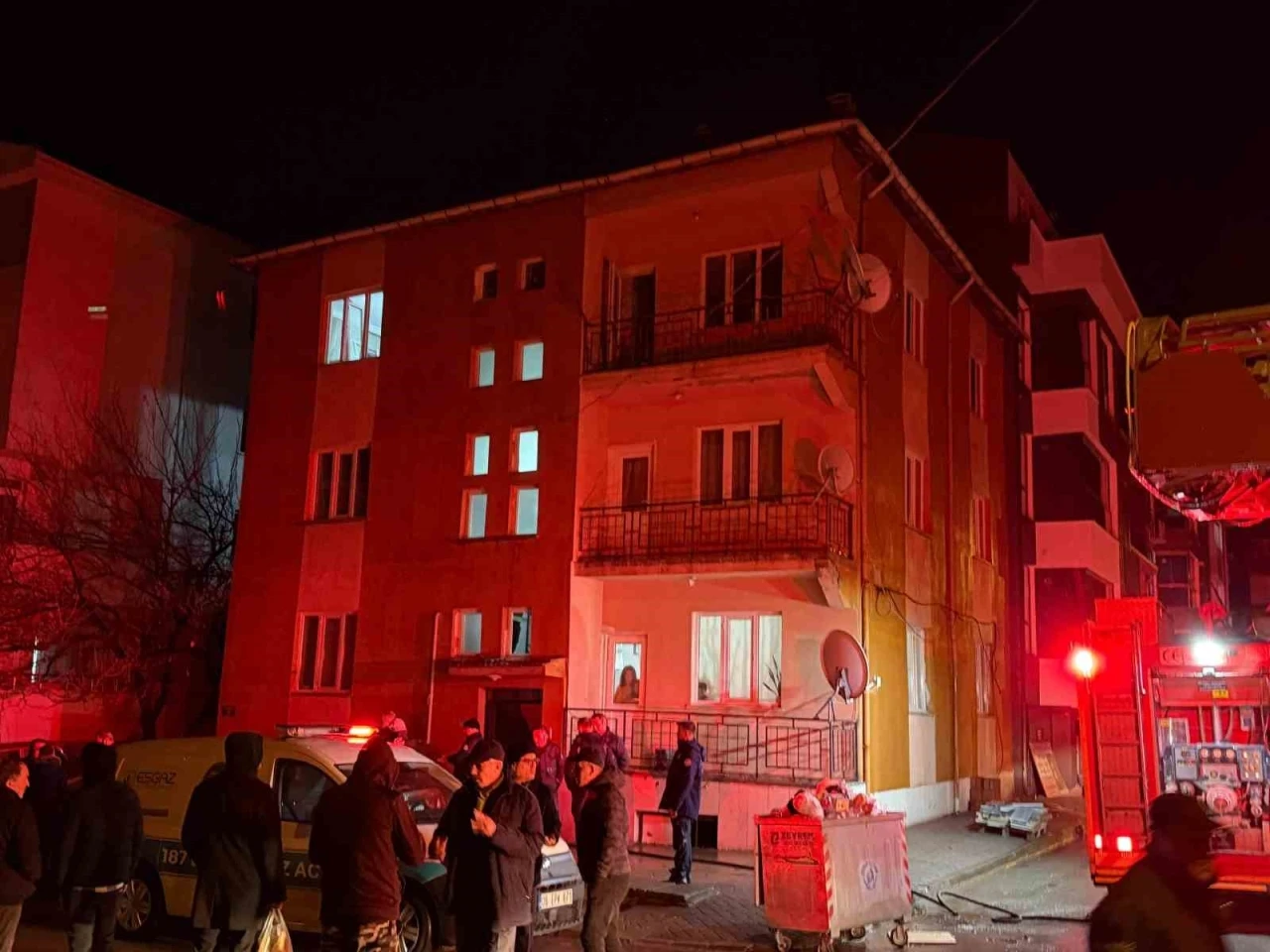 Bunalıma giren gen&ccedil; evi yakmaya &ccedil;alıştı
