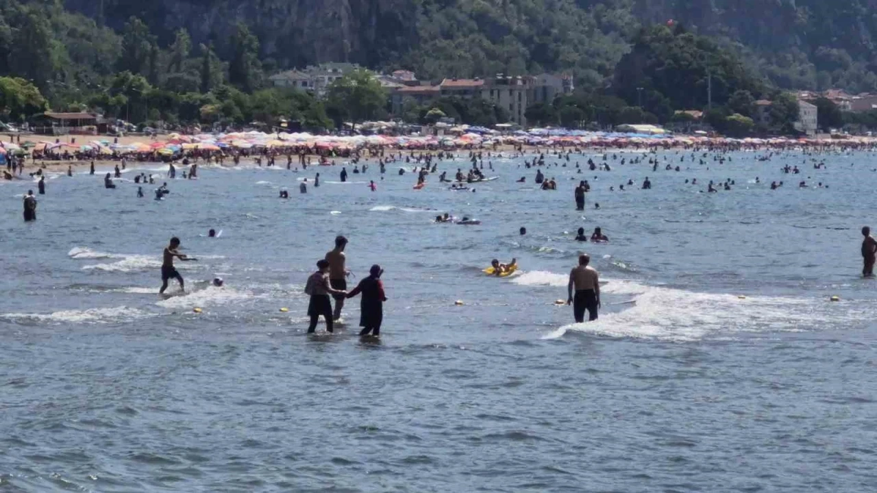 Bunaltan sıcaklarda tatil köyleri ve plajlar doldu taştı
