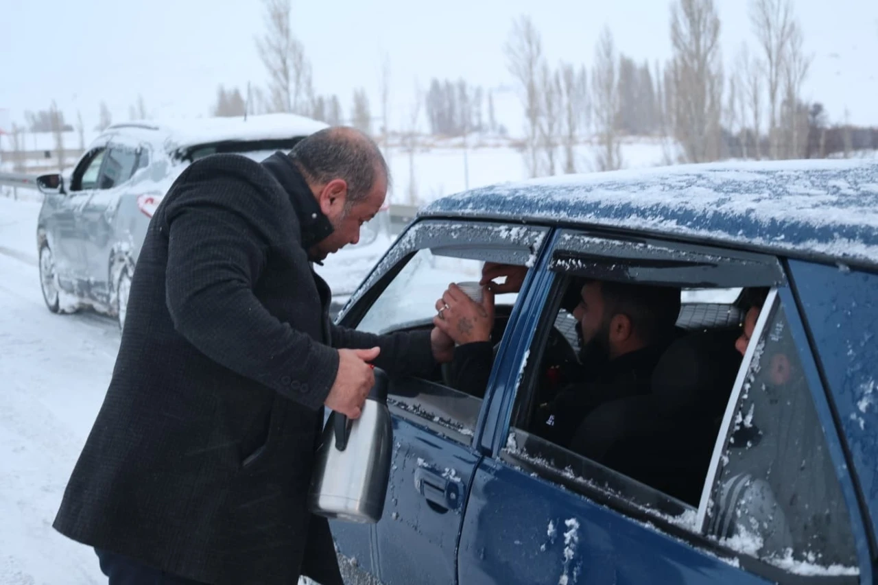 B&uuml;nyan Belediyesi kar mesaisindekilerin i&ccedil;ini ısıttı
