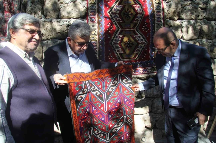 B&uuml;nyan&rsquo;da Uluslararası Halı, Kilim ve G&uuml;zel Sanatlar Konferansı ve Sergisi D&uuml;zenlendi
