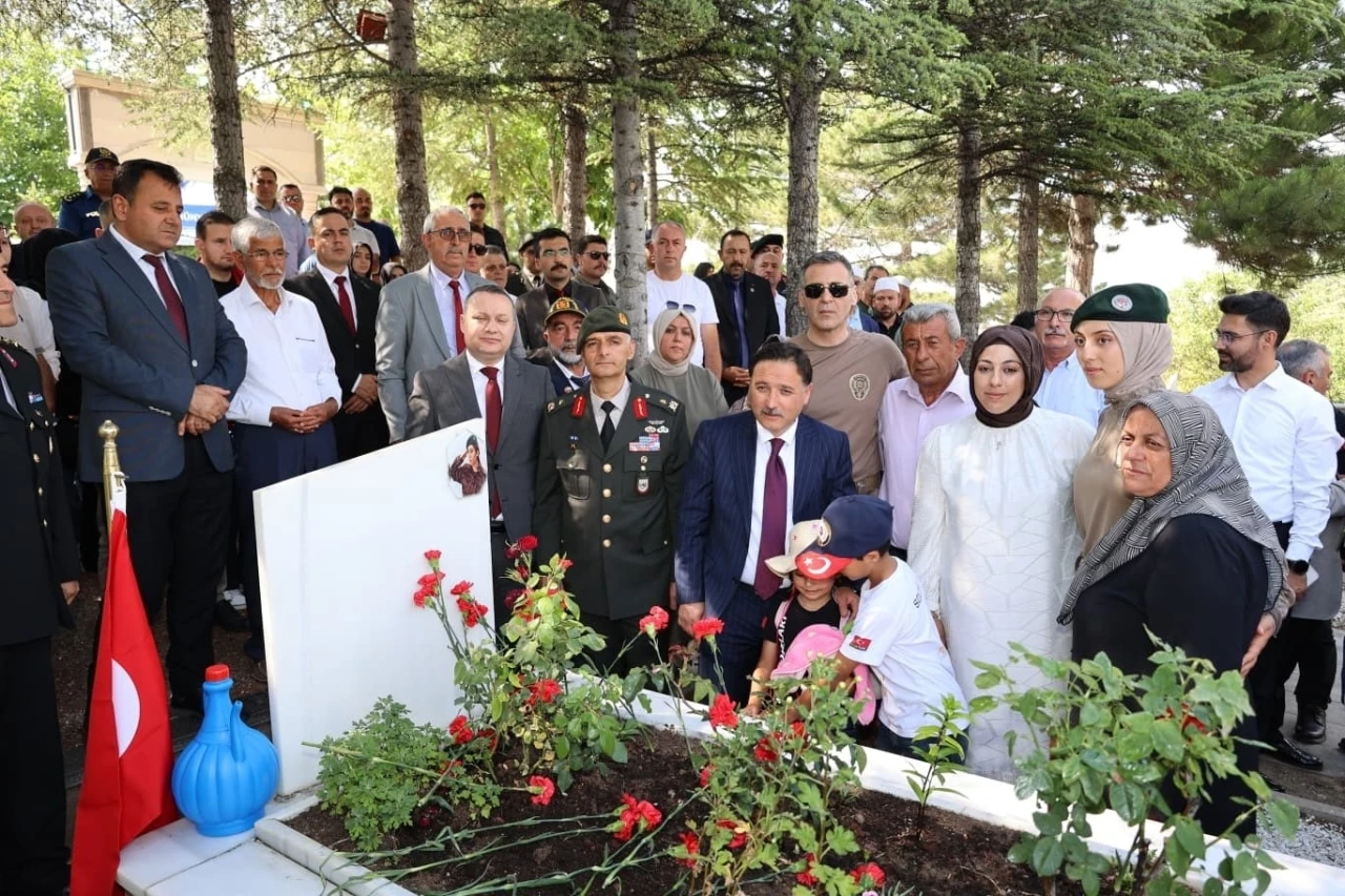 B&uuml;nyanlı 15 Temmuz Şehidi Cennet Yiğit kabri başında anıldı
