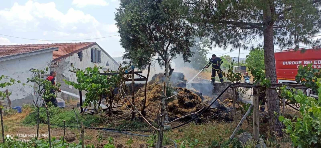 Burdur’da 1 ton saman balyası yandı
