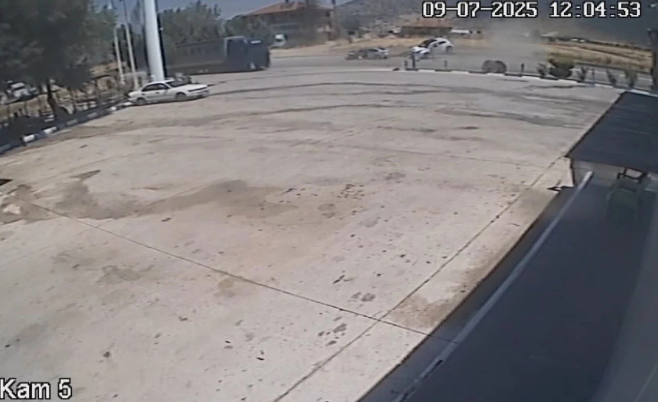 Burdur’da 2’si çocuk 5 kişinin yaralandığı kaza anı görüntüleri ortaya çıktı
