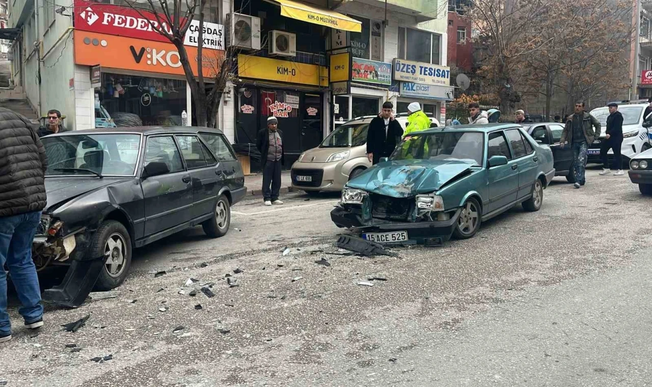 Burdur&rsquo;da 2 Tofaş &ccedil;arpıştı: 1 yaralı
