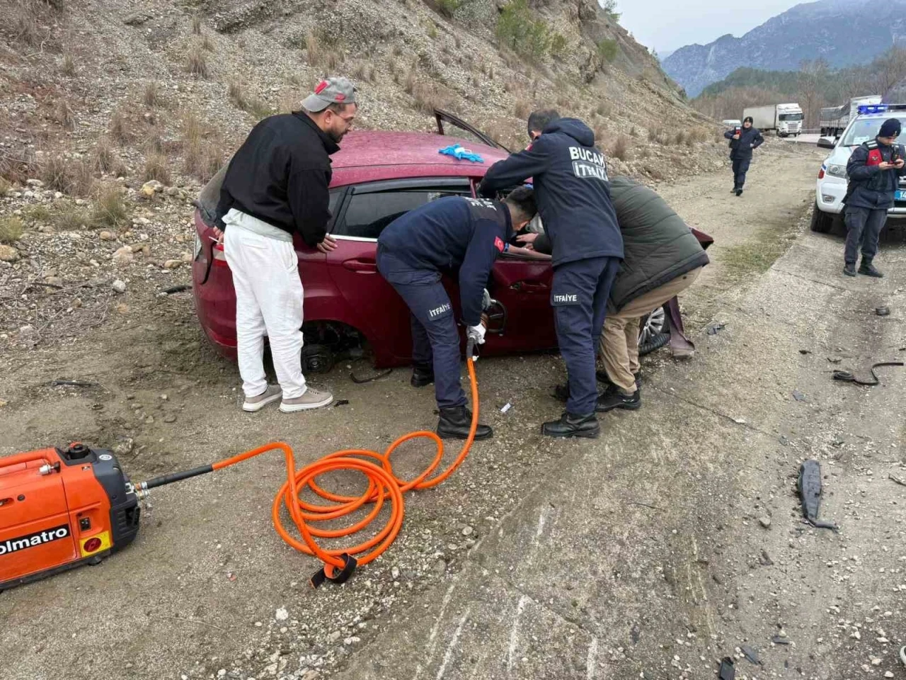 Burdur&rsquo;da 3 otomobil &ccedil;arpıştı: 4 yaralı
