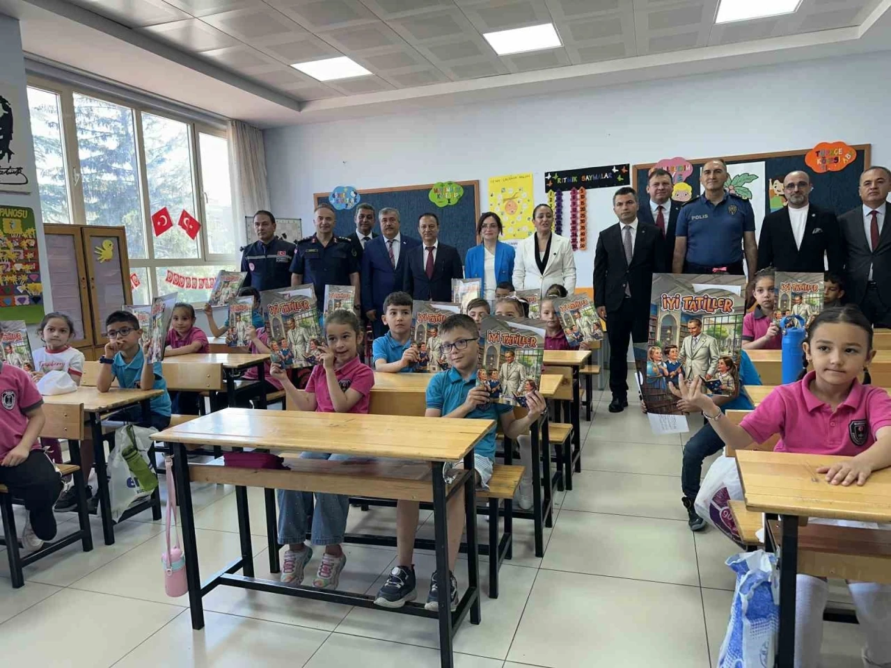 Burdur&rsquo;da 42 bin 82 &ouml;ğrenci karne alarak yaz tatiline başladı
