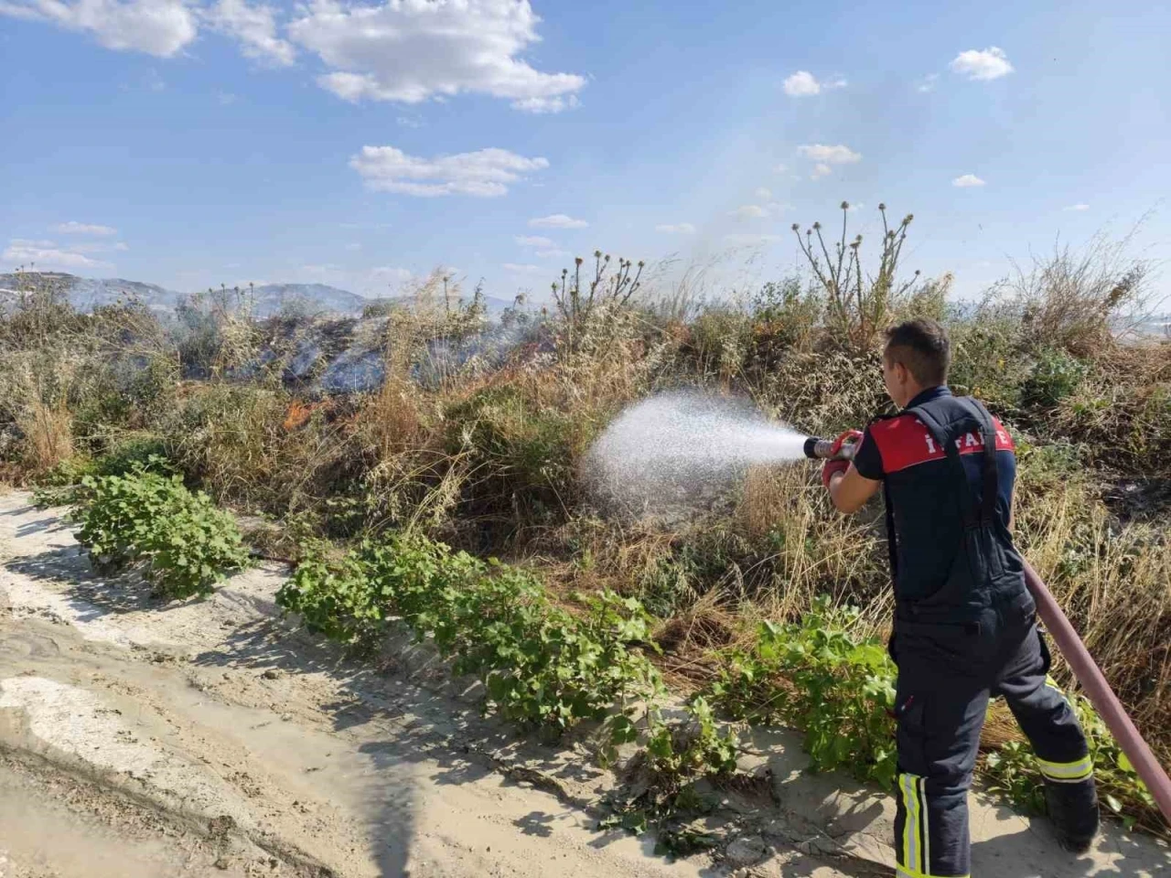 Burdur&rsquo;da arazi yangınında 20 dekarlık alan k&uuml;l oldu
