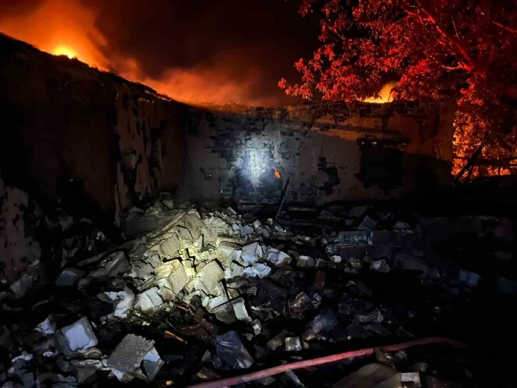 Burdur’da çıkan yangında ev, samanlık ve ahır kullanılamaz hale geldi
