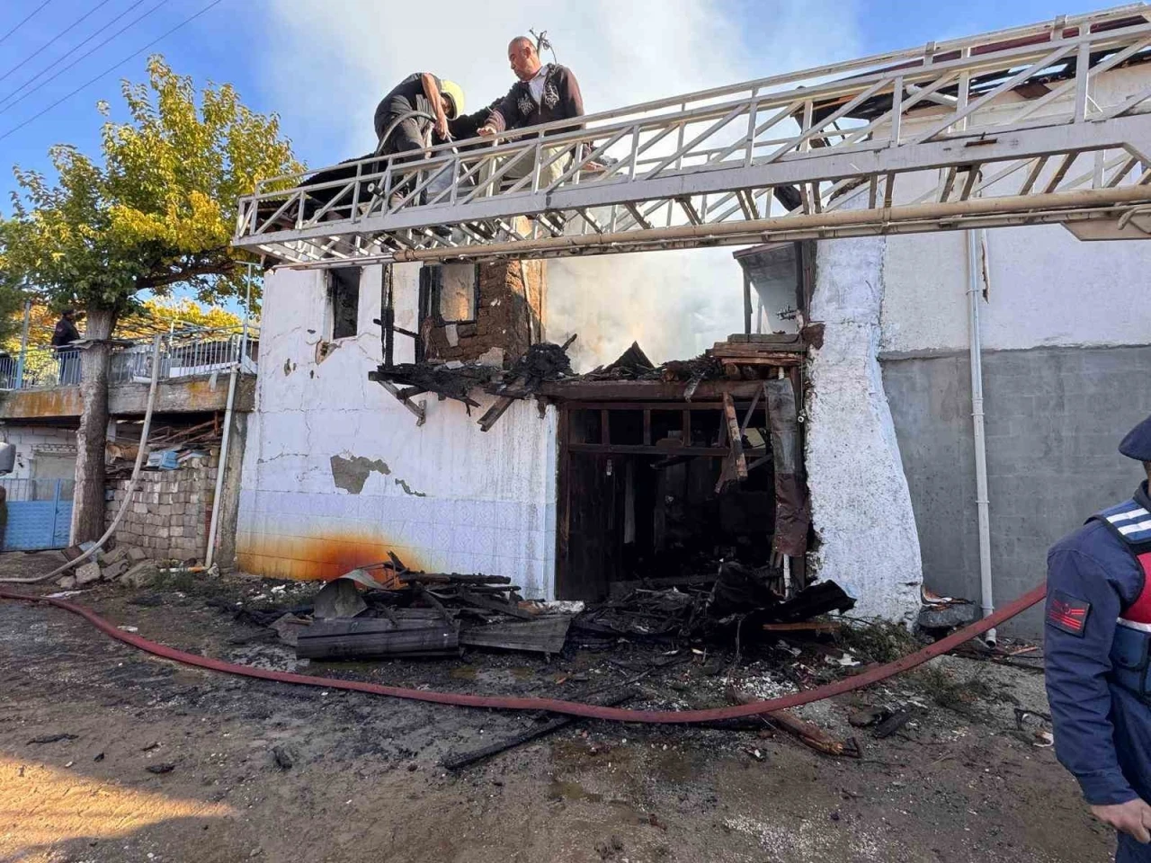 Burdur’da çıkan yangında yaşlı çift hayatını kaybetti
