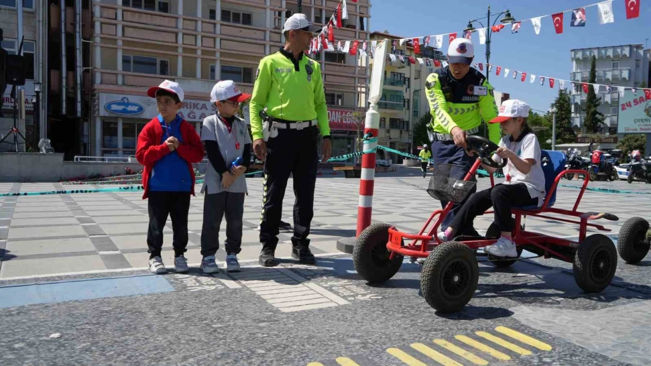 Burdur’da çocuklara uygulamalı trafik eğitimi verildi
