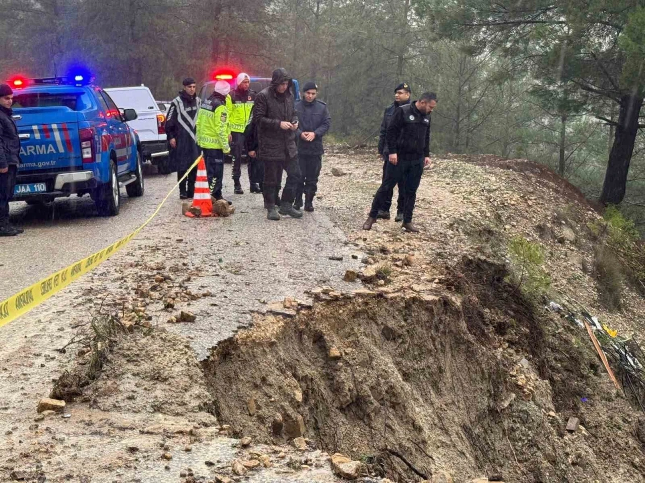 Burdur&rsquo;da etkili olan yağıştan dolayı yol &ccedil;&ouml;kt&uuml;
