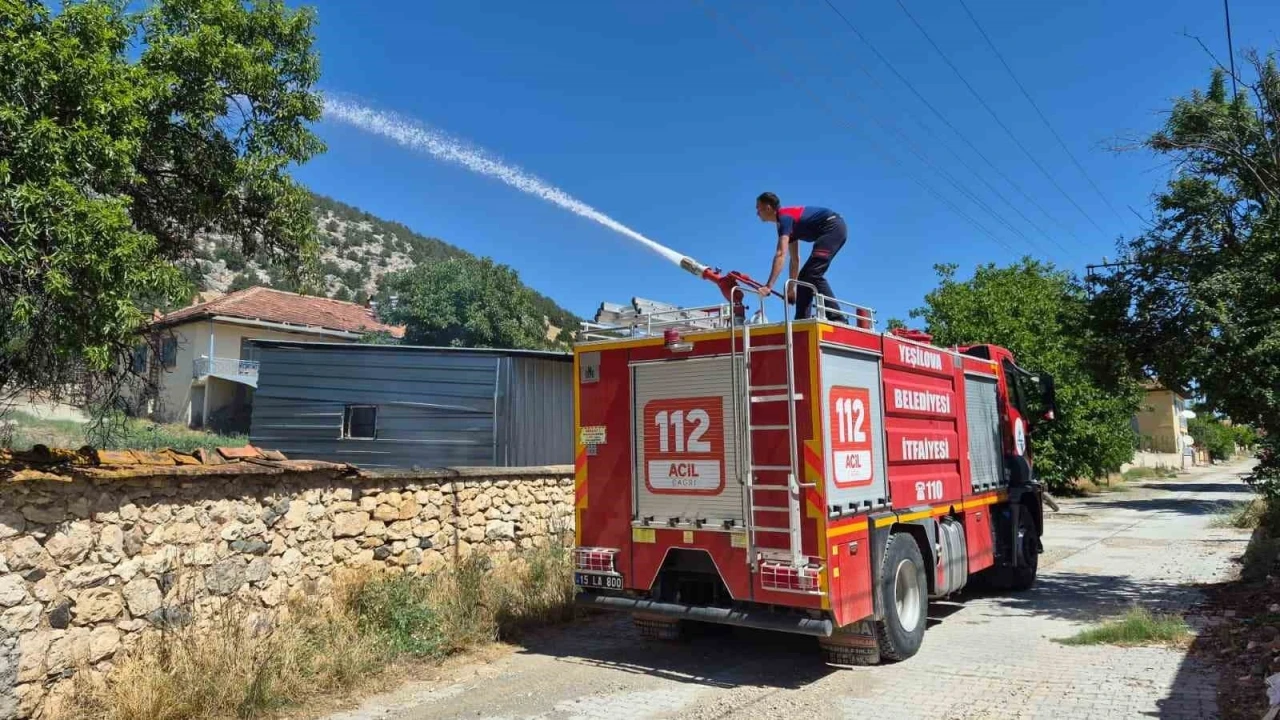 Burdur&rsquo;da ev bah&ccedil;esinde &ccedil;ıkan yangın &ccedil;evreye sı&ccedil;ramadan s&ouml;nd&uuml;r&uuml;ld&uuml;
