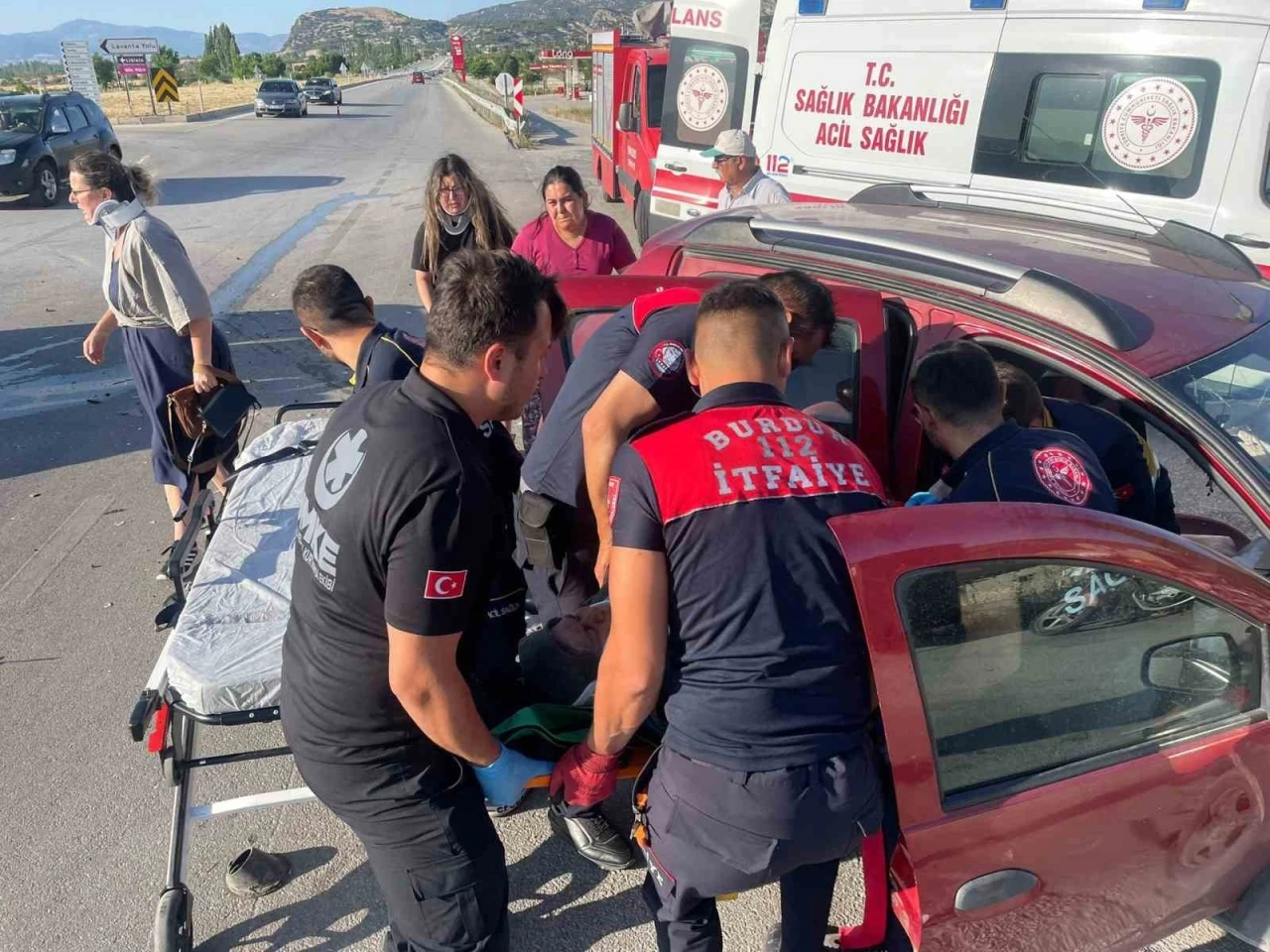 Burdur’da hafif ticari araç ile otomobil çarpıştı: 4 yaralı
