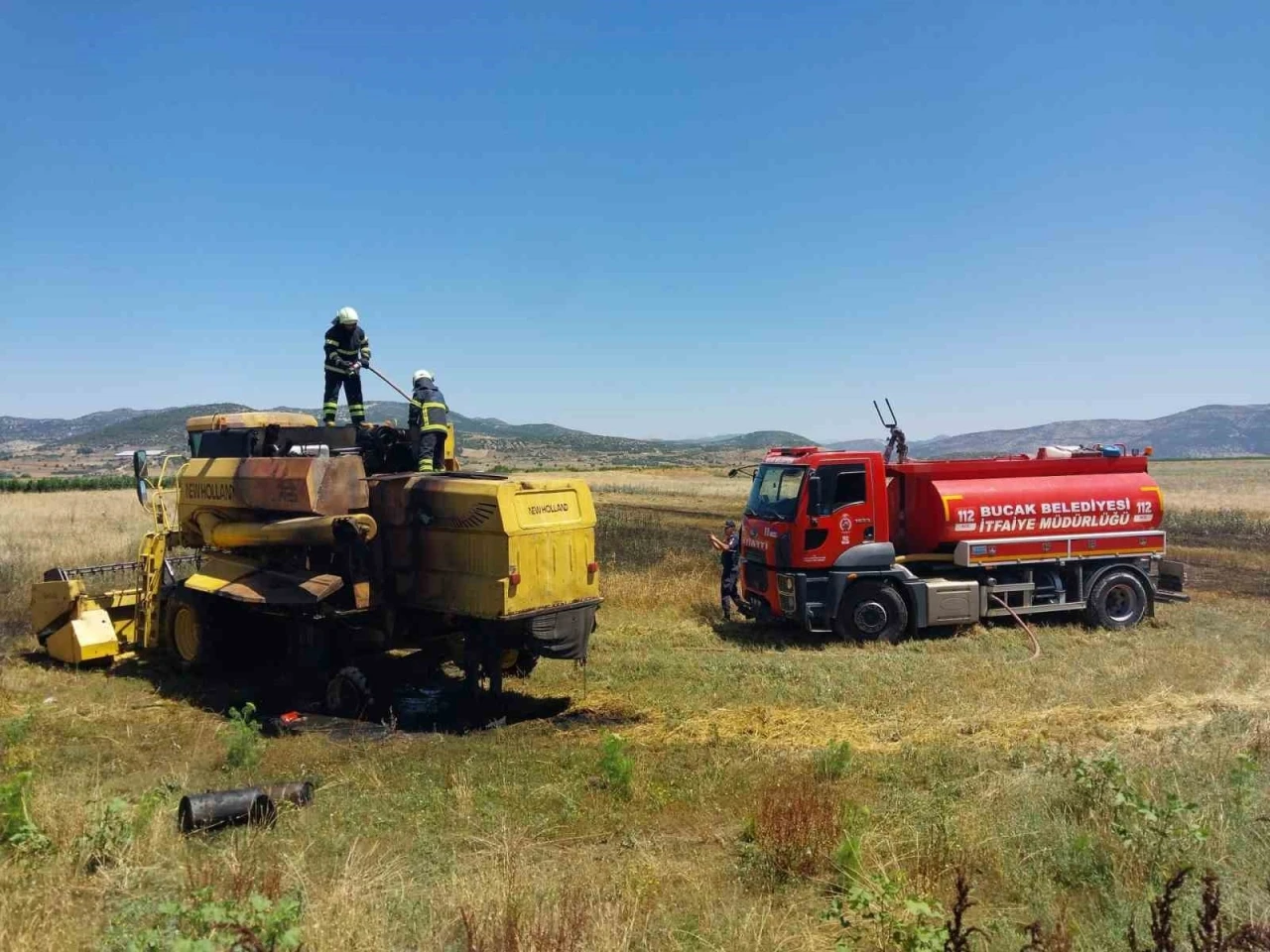 Burdur&rsquo;da hasat yapan bi&ccedil;erd&ouml;ver alevlere teslim oldu
