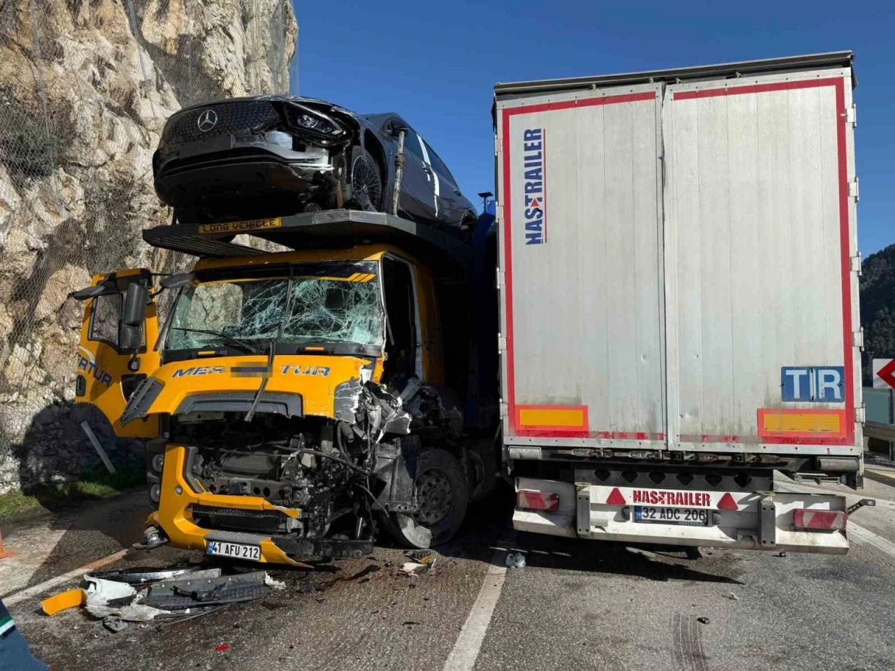 Burdur&rsquo;da iki tır kafa kafaya &ccedil;arpıştı: 1&rsquo;i ağır 2 yaralı
