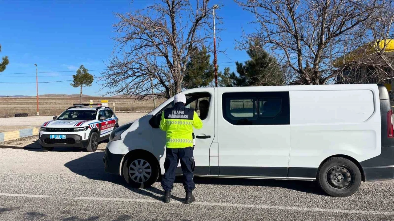 Burdur&rsquo;da jandarmadan trafik denetimi: 502 ara&ccedil; ve s&uuml;r&uuml;c&uuml;s&uuml;ne para cezası
