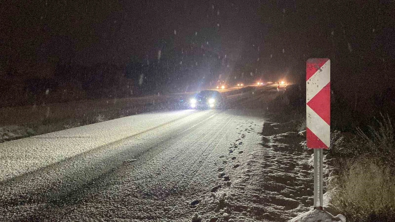 Burdur&rsquo;da kar yağışı nedeniyle bir&ccedil;ok ara&ccedil; yola kaldı
