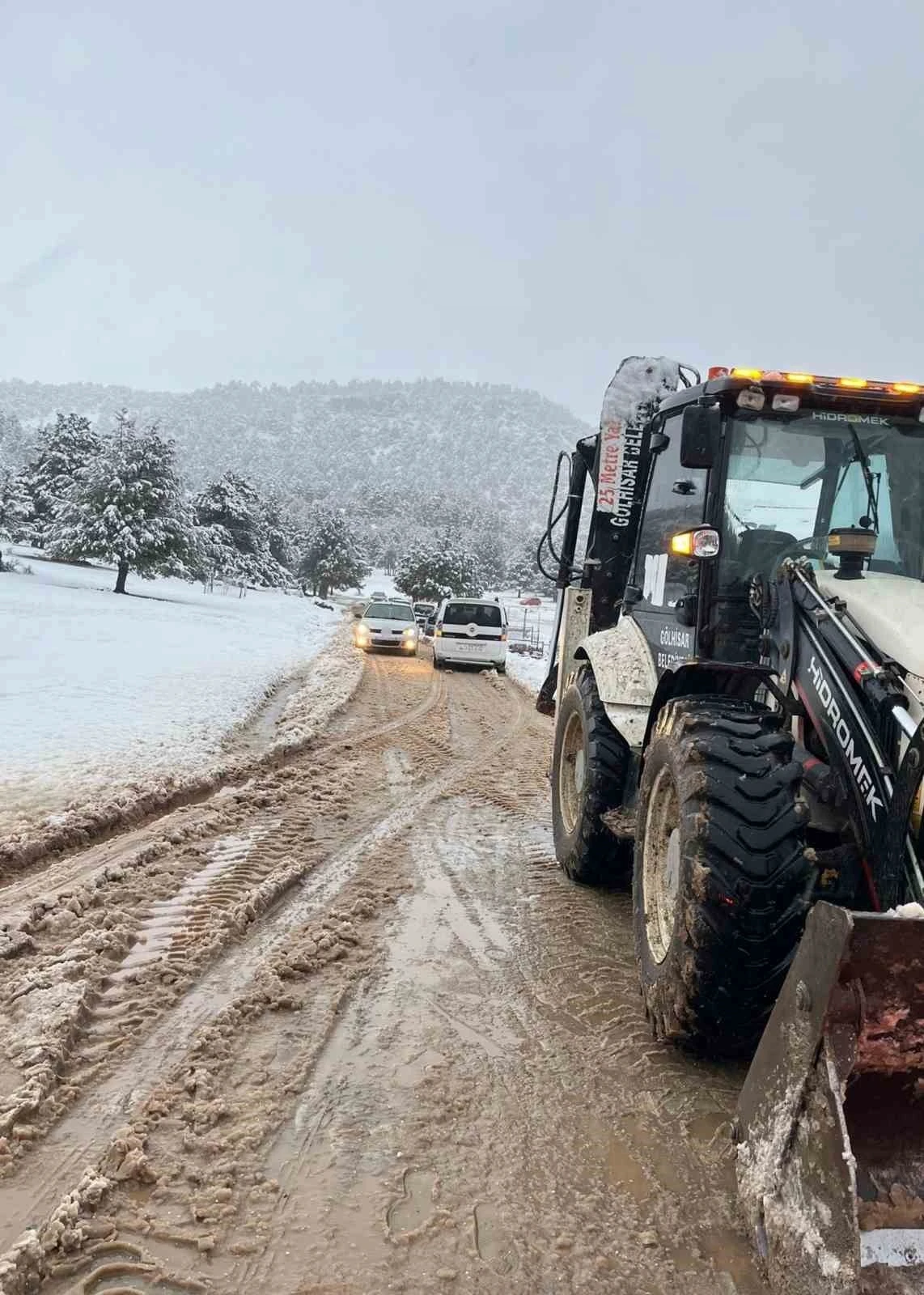 Burdur&rsquo;da karda mahsur kalanlar kurtarıldı
