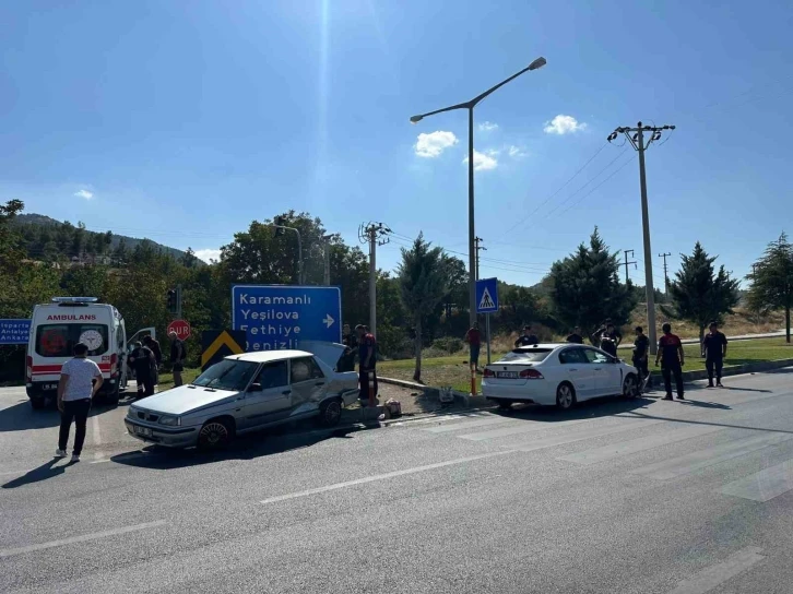 Burdur&rsquo;da kavşağa kontrols&uuml;z giren iki otomobil &ccedil;arpıştı: 1 yaralı

