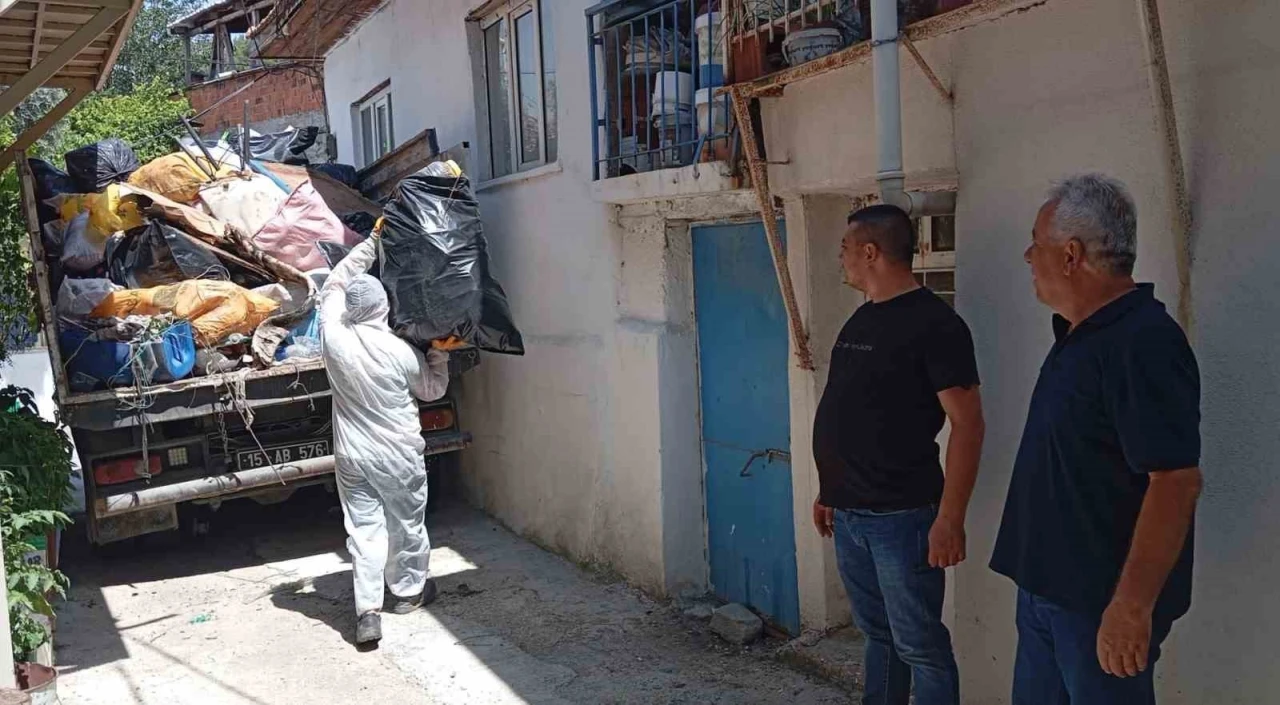 Burdur&rsquo;da k&ouml;t&uuml; kokunun kaynağı &ccedil;&ouml;p ev &ccedil;ıktı: 3 kamyon atık &ccedil;ıkarıldı
