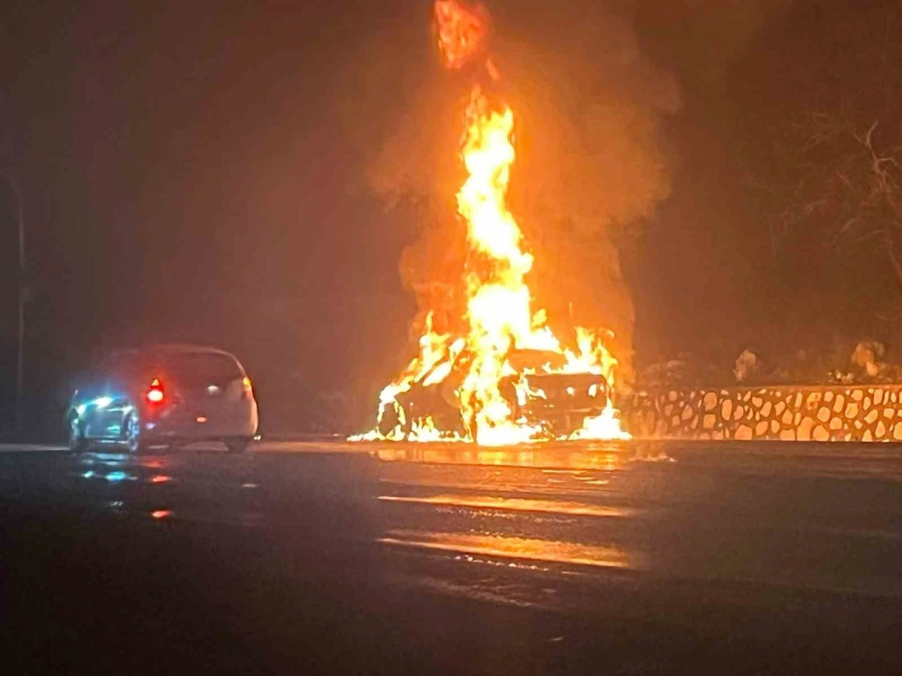 Burdur&rsquo;da l&uuml;ks otomobil alev alev yandı
