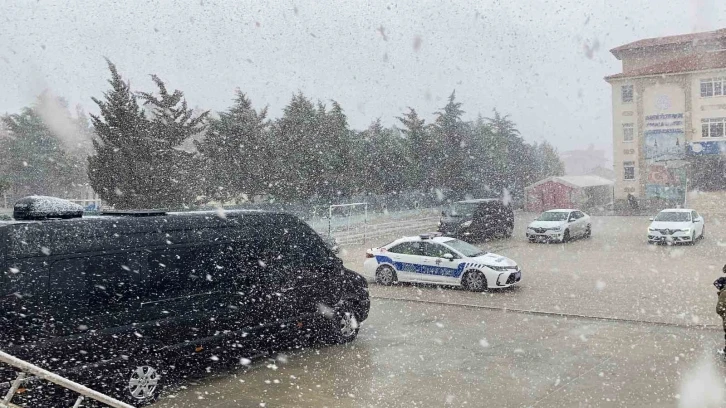 Burdur’da mart ayında lapa lapa kar yağdı
