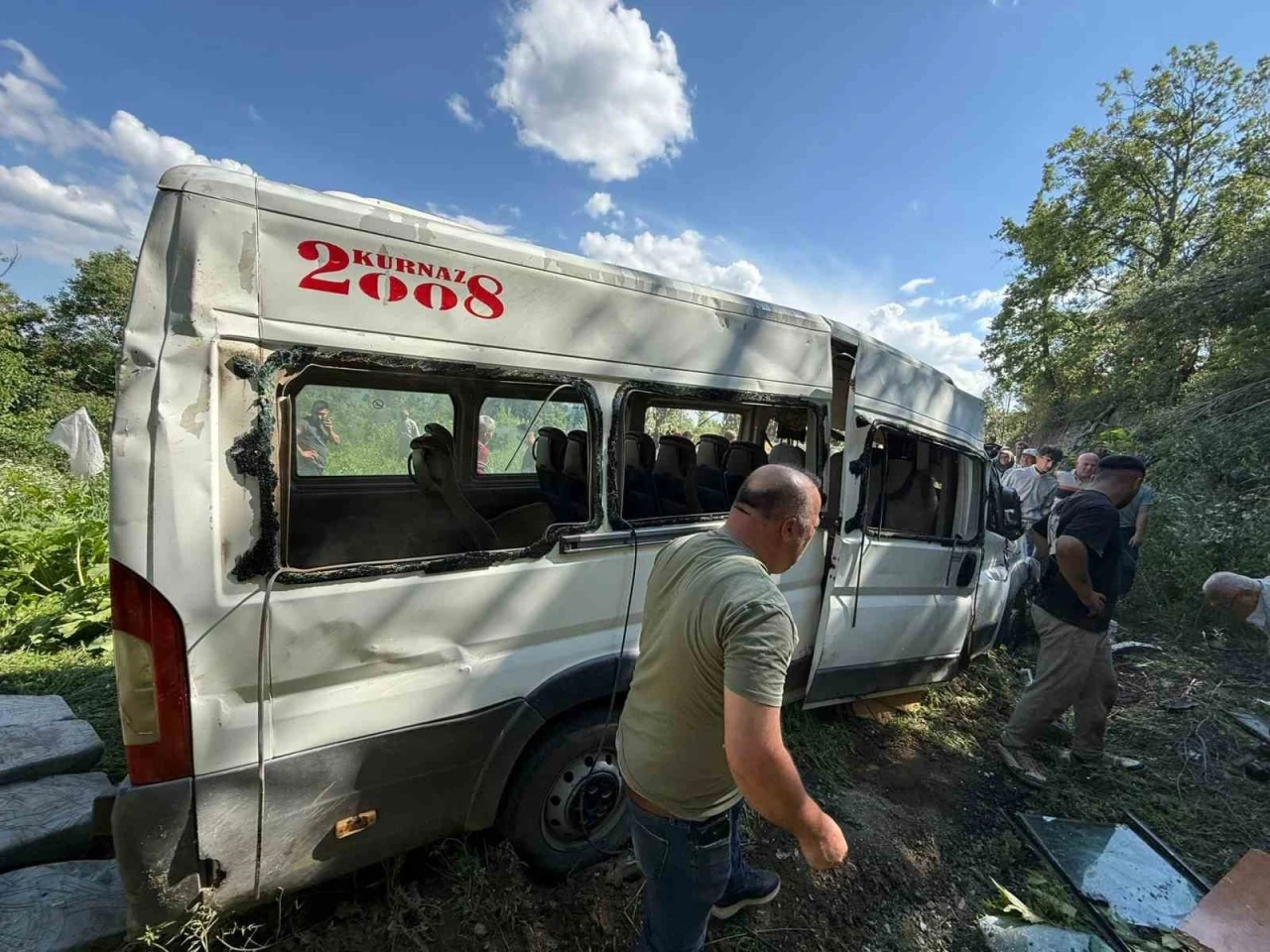 Burdur&rsquo;da minib&uuml;s tarlaya u&ccedil;tu: 8 yaralı

