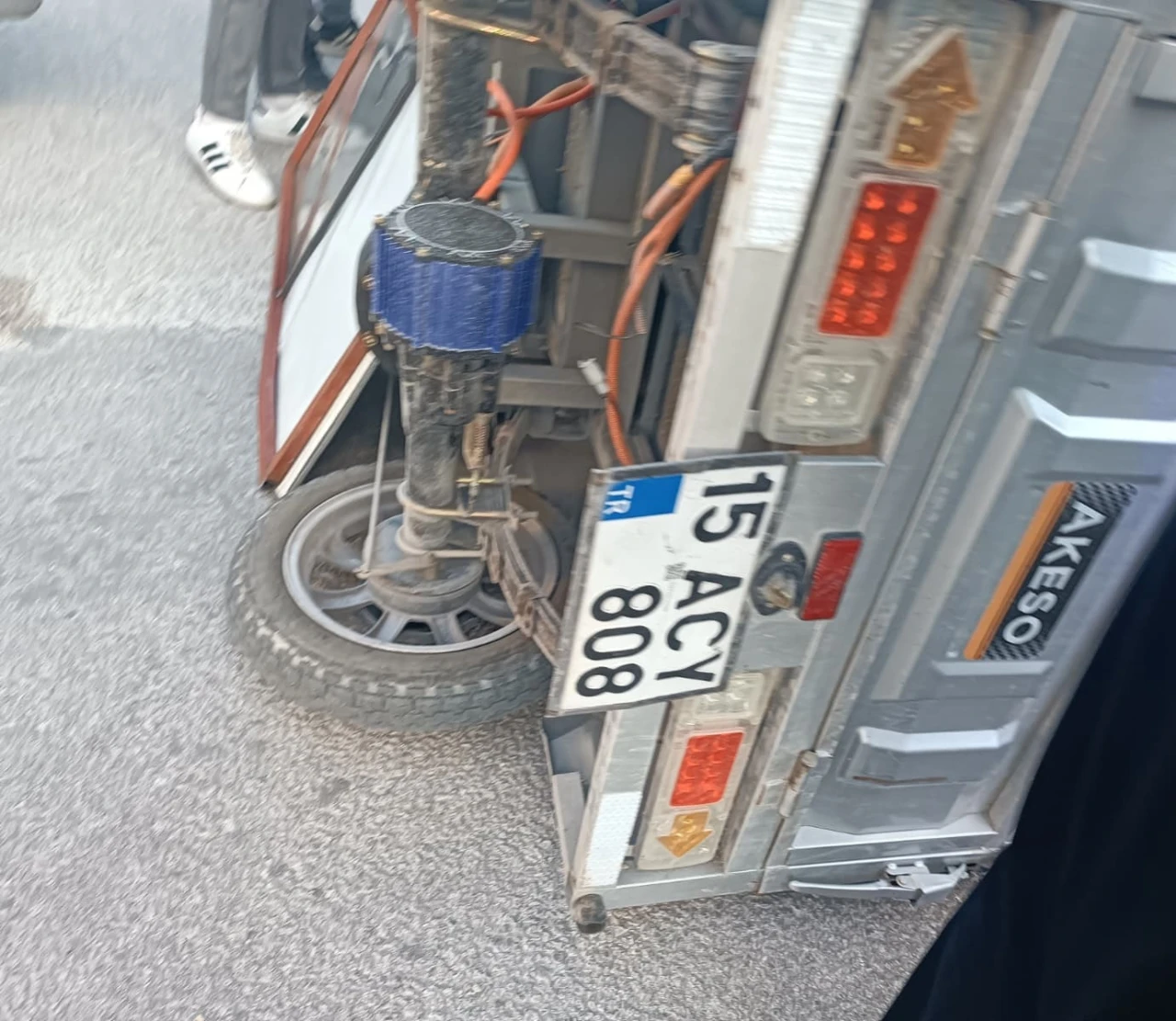 Burdur’da minibüsle üç tekerlekli motosiklet çarpıştı: 2 yaralı
