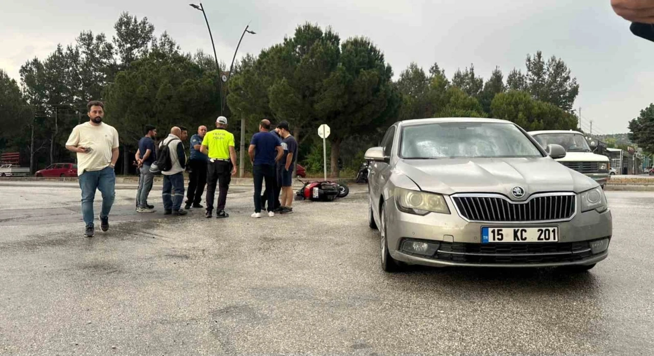 Burdur’da motosiklet ile otomobil çarpıştı: 1 yaralı