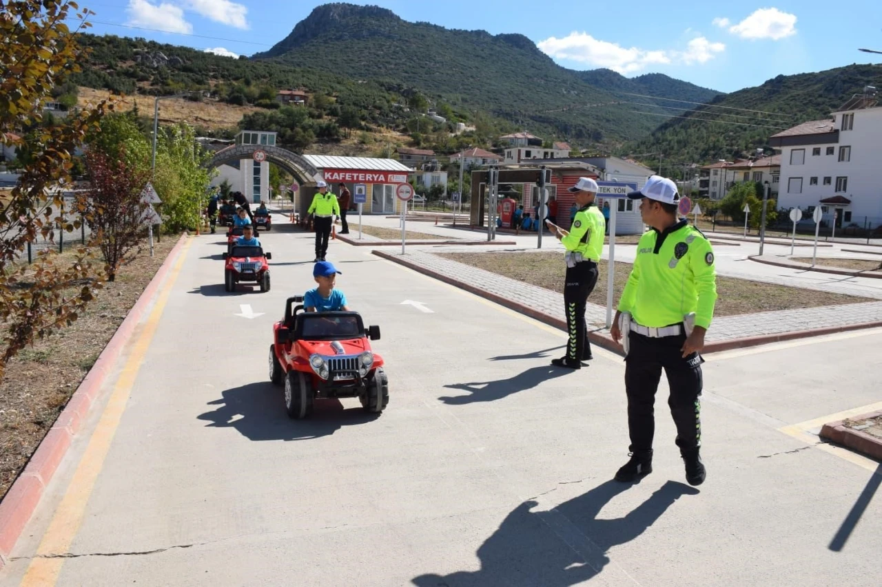 Burdur’da öğrencilere trafik güvenliği eğitimi
