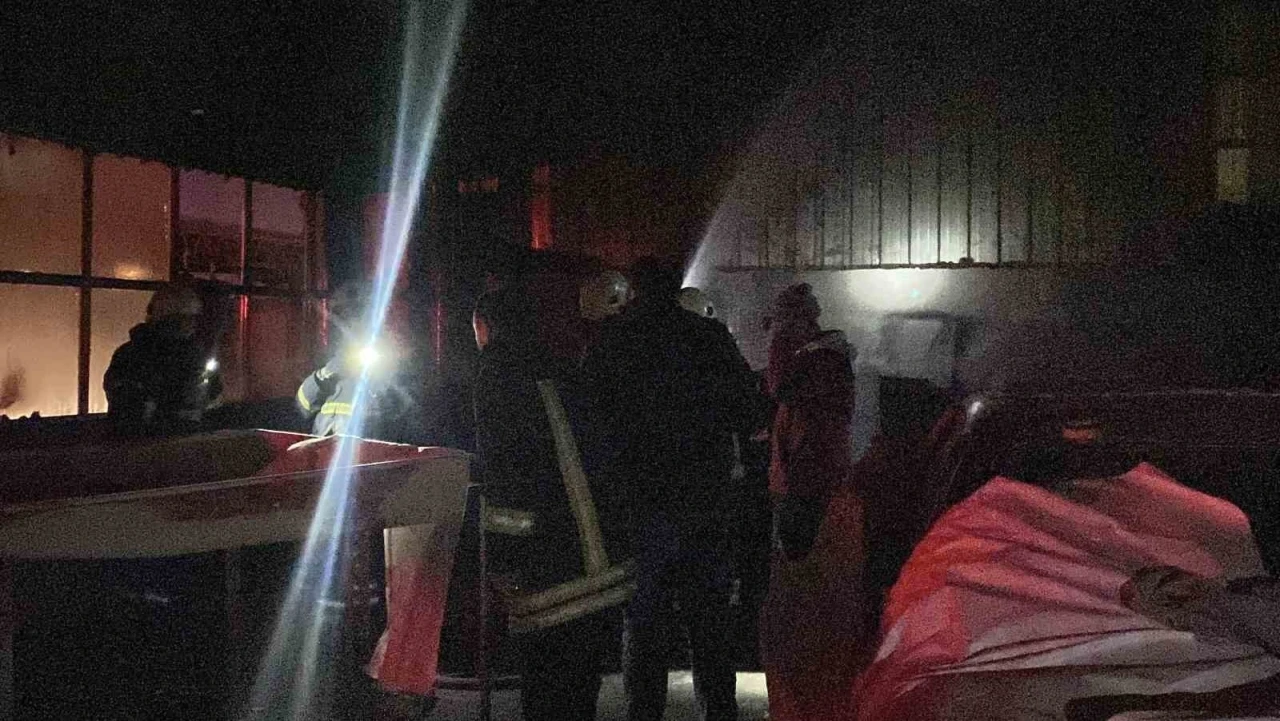 Burdur&rsquo;da oto boyama at&ouml;lyesinde &ccedil;ıkan yangın korkuttu
