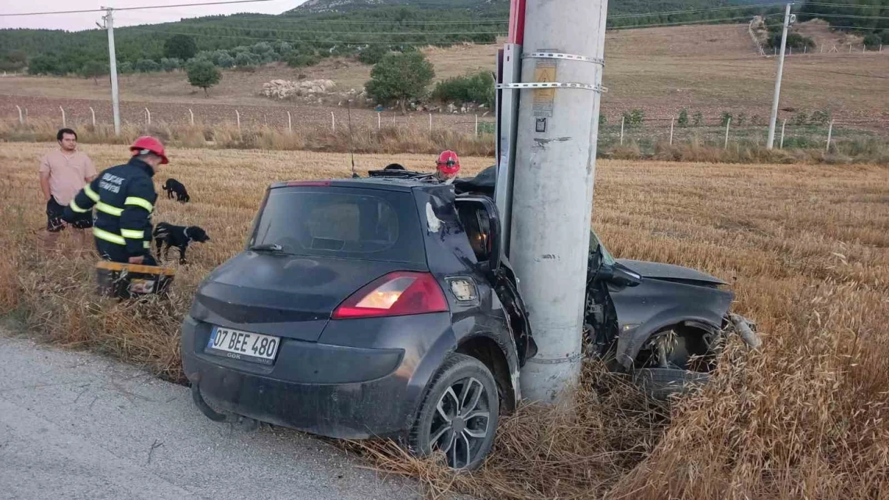 Burdur&rsquo;da otomobil elektrik direğine &ccedil;arptı: 1 yaralı
