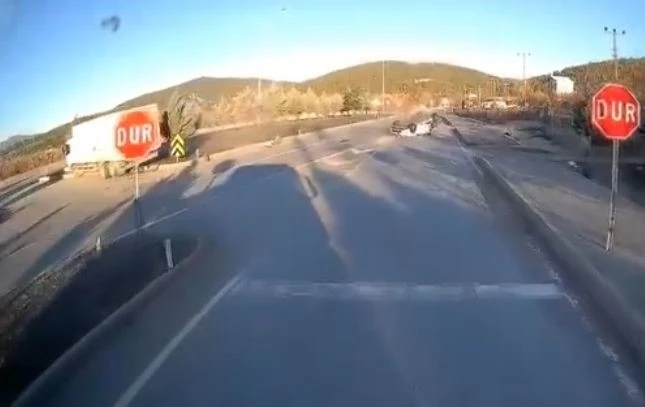 Burdur&rsquo;da otomobil ile kamyon &ccedil;arpıştı: Kaza anı kamerada
